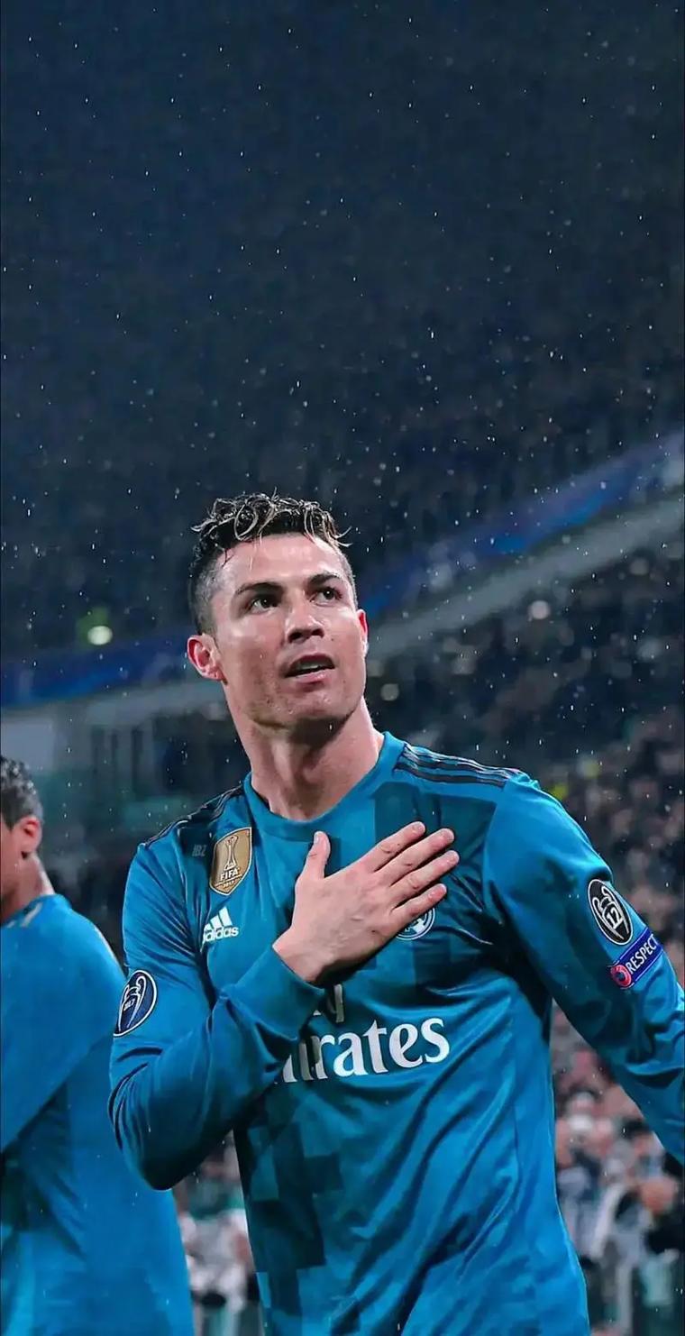 足坛狂欢一夜！欧冠7冠王3-2大逆转登顶意甲，红魔4-1大胜中资球队升第6